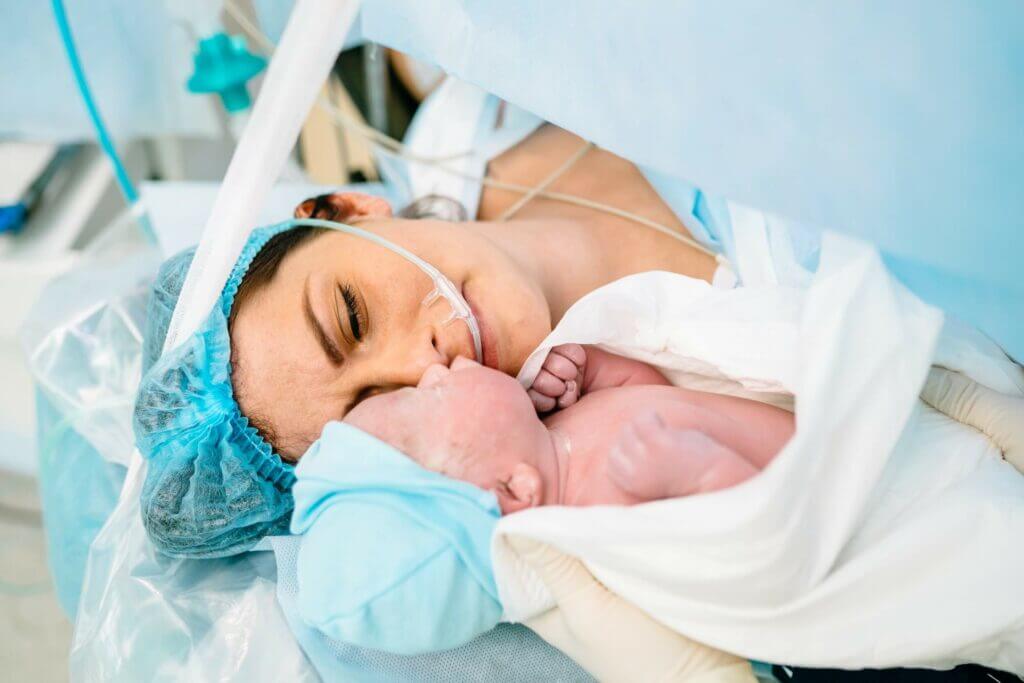 mother-baby-cesarean-in-theatre